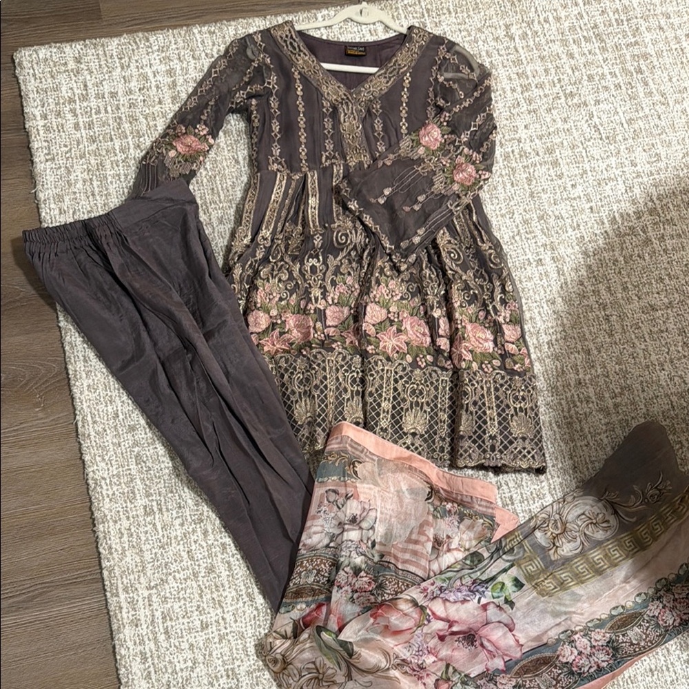 Pakistani lilac designer outfit - Picture 5 of 5